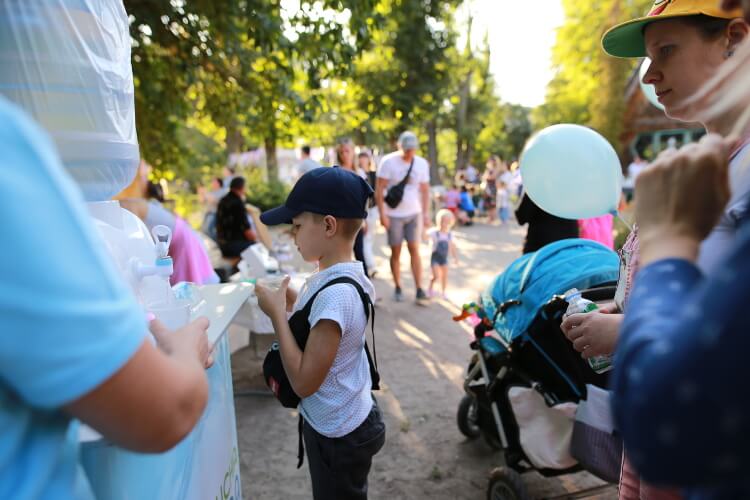 на фото детский фестиваль на котором компания Корисна вода по доставке питьевой воды в Черкассах раздает бесплатно воду